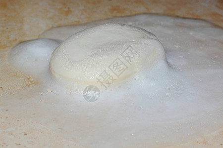 白色肥皂放在浴室地板上图片