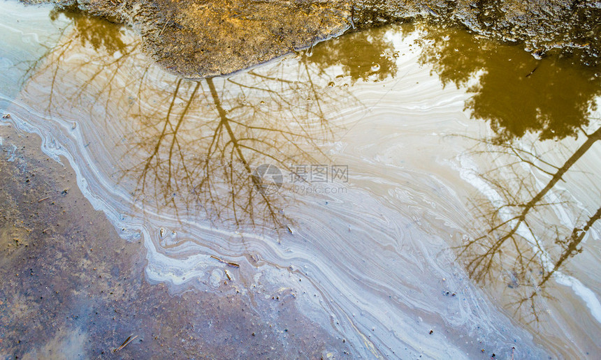 池水捕捉石油溢漏的颜色图片
