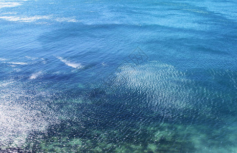 蓝色海水的美丽照片与海浪相图片