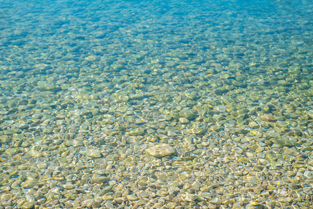 清澈透明的海水在海中可见的底部图片