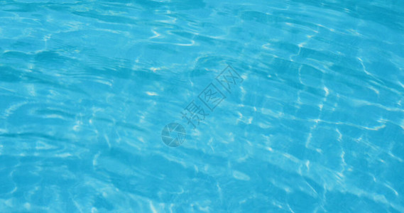 在蓝色的游泳池水纹理图片