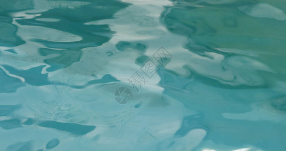 在蓝色的游泳池水波图片