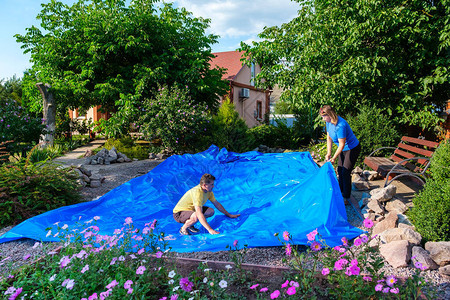 家庭在地上铺了蓝色的HDPE塑料布图片