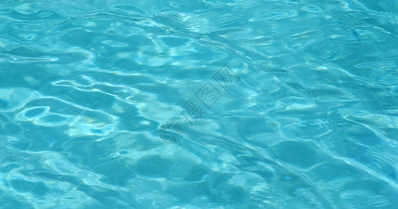 在蓝色的游泳池水波背景图片