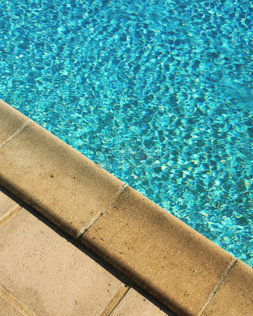 在游泳池的阳光表面波纹旁边有石化细节手机照片和一些移动设备处理后的效果图片