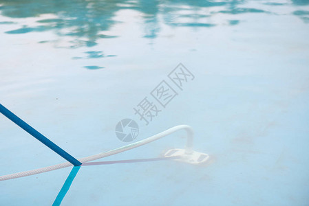 清理游泳池的泳池吸尘器清洁工用泥土和图片