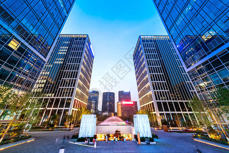 济南广场现代办公楼和音乐喷泉校图片