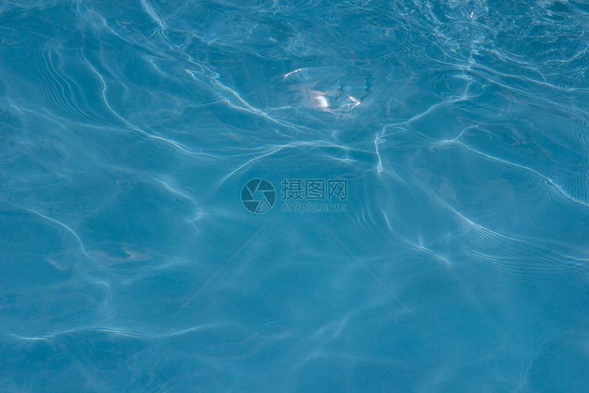 蓝色的水面背景纹理抽象图片