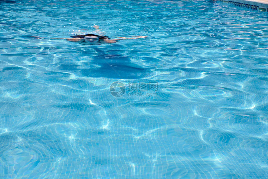 在游泳池里游泳的人假图片