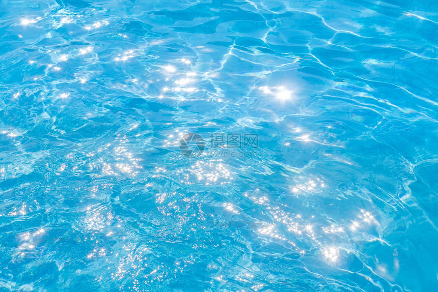 游泳池水波纹中水的蓝色细节背景图片