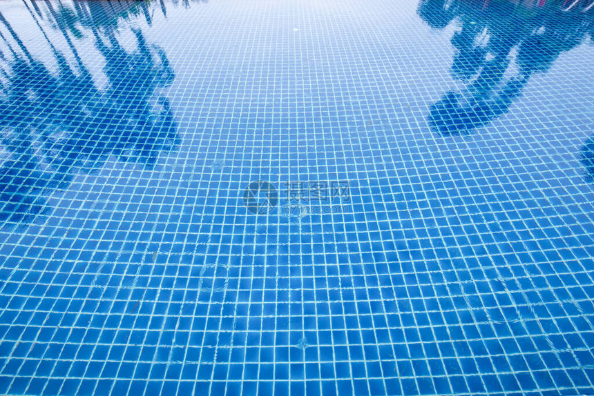水在游泳池中的照片与阳图片
