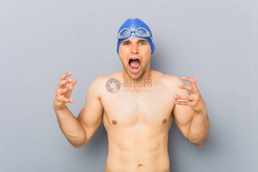 年轻的职业游泳运动员图片