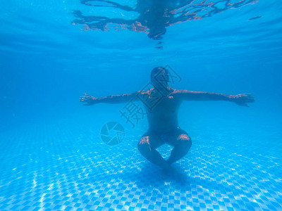 男子在游泳池的水下图片