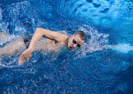 游泳池的男游泳者水下照图片