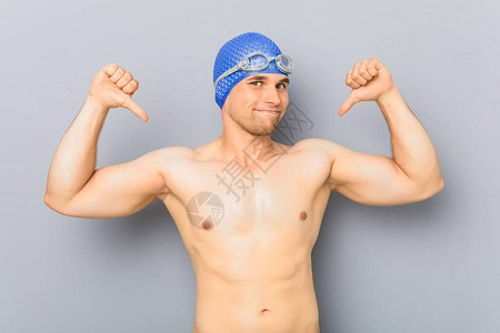 年轻的职业游泳运动员感到自豪和自信图片