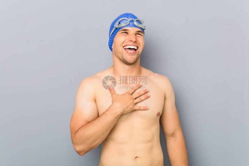 年轻的职业游泳运动员大笑着把图片