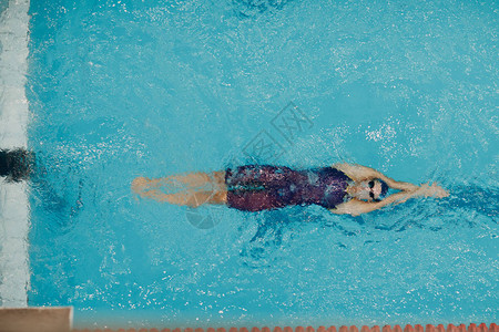 年轻女子游泳者图片