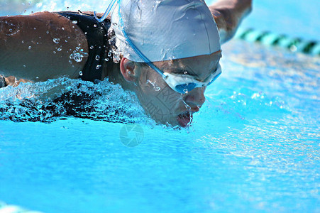 游泳运动员在游泳池里进行蝴蝶训练专业游泳运动员图片