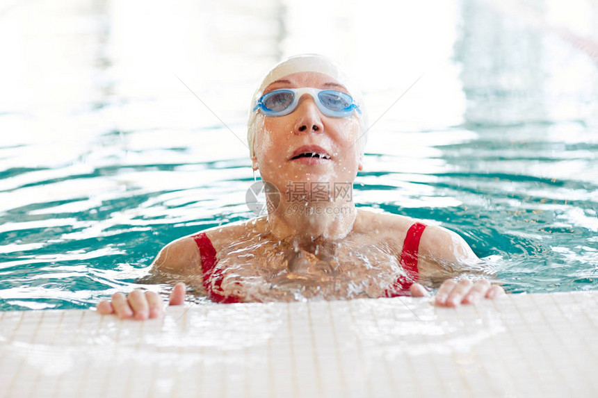 湿活成年女子在泳衣水中喷洒同图片