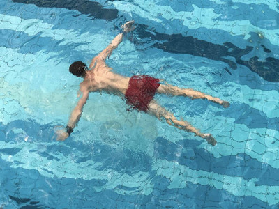 一个人在运动池里游泳图片