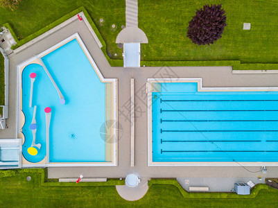 公共游泳池鸟瞰图图片