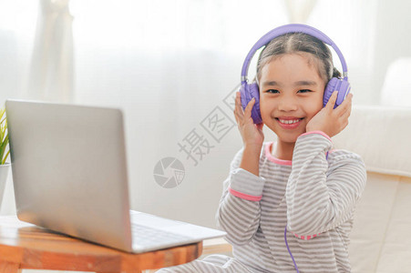 年轻小女生在家里听音乐时放松点图片