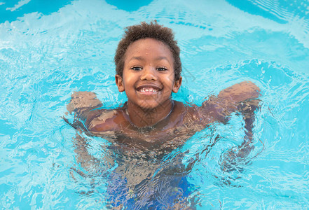 小非洲小孩在游泳池里享图片