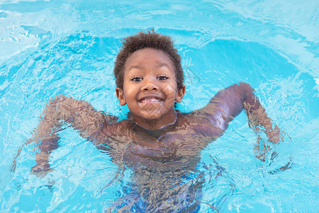 小非洲小孩在游泳池里享图片