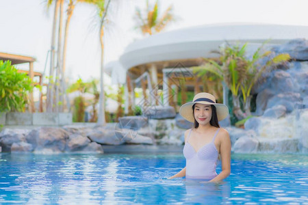 在酒店度假胜地的户外游泳池周围放松放松笑容来享受图片