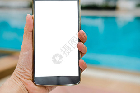 手持移动智能手机在游泳池附近带图片