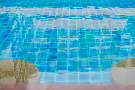 酒店绿色游泳池水面图片