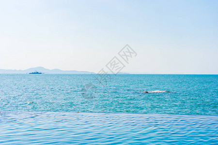 带海洋观光的海景外游泳池图片