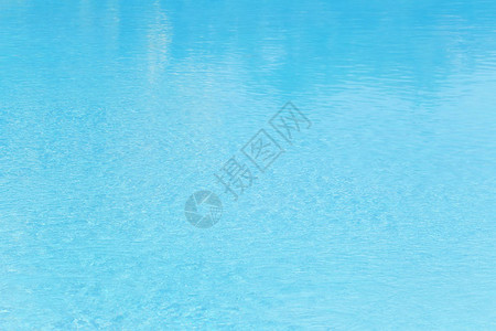 池中水的表面明亮的蓝色水背景图片