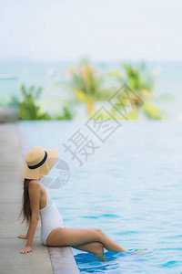 在度假旅行的酒店度假村游泳池周围放松享受节日假期概念下游泳图片