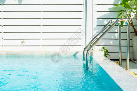 酒店度假胜地的美丽户外游泳池图片