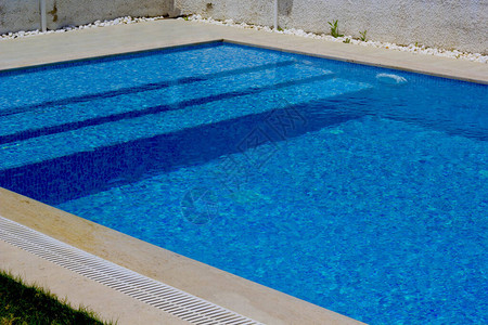 度假村内的游泳池图片