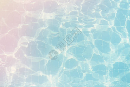 浮法游泳池中的水振动与太阳反射背景
