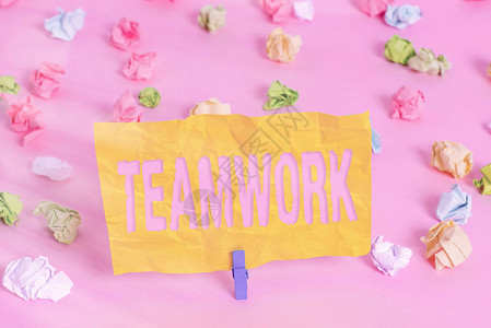 手写文本写作团队合作小组的概念照片是协作努力实现一个共同目标彩色皱巴的纸空提醒粉红色背景图片