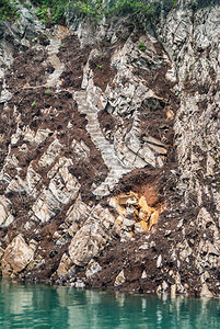 大宁河上的大雾或迷雾峡谷白色的楼梯在褐色的岩石中凿出图片