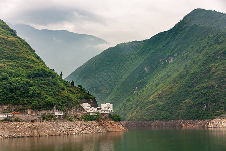 长江巫峡建在绿水边缘的白色建筑高清图片