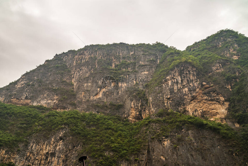 大宁河上的大雾或迷雾峡谷高大的山图片