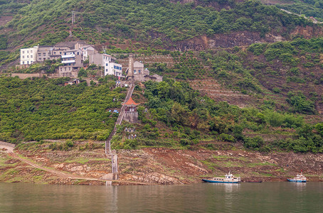 长江西陵峡谷绿色斜坡上的村庄建筑图片
