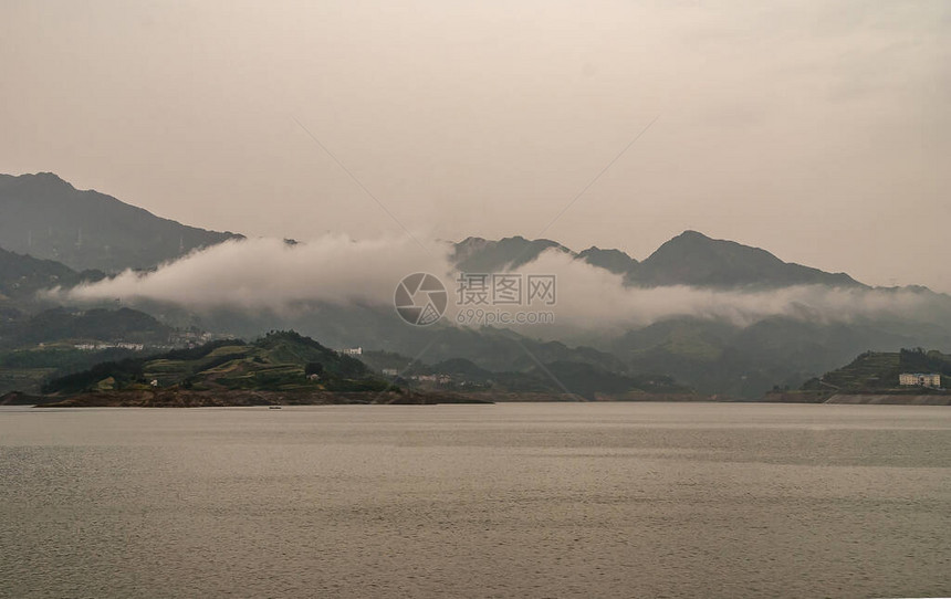 长江的西里峡谷图片