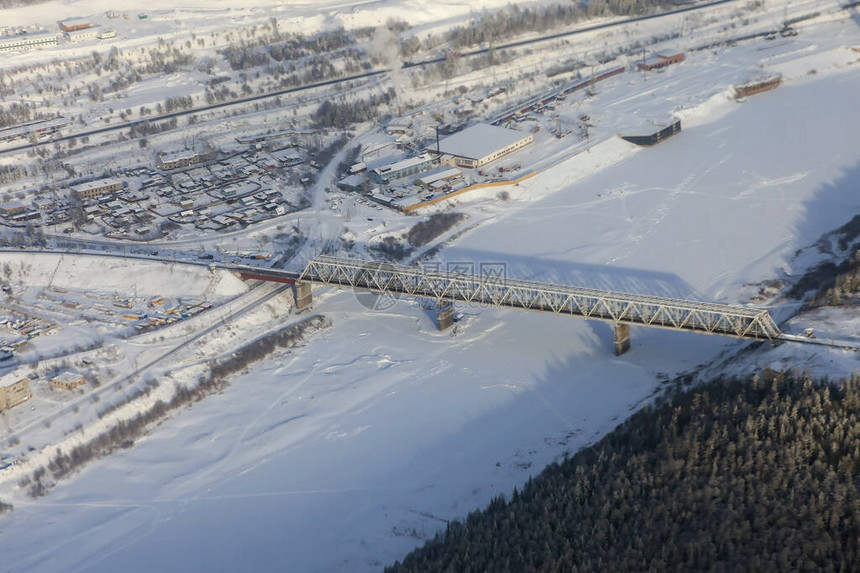冬季从飞机上横跨勒拿河的铁路桥贝加尔阿穆尔干线BAM上的勒拿河大桥伊尔库茨克地区铁路与勒拿河交汇的地图片