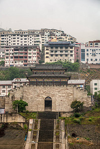 长江上的瞿塘峡山上白雾下历史名城门和高层住宅的画像长而陡峭的图片