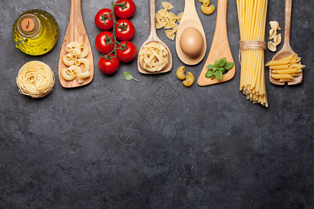 勺子和烹饪材料中的各种意大利面粉顶端视图平板图片