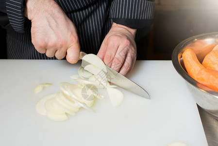 烹饪东方美食的分步过程和阶段抓饭厨师在图片