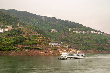 长江西岭峡谷长途白色渡轮图片