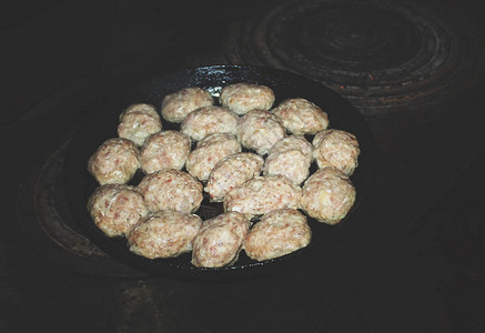 夹碎的汉堡包肉饼在烈火上用木图片