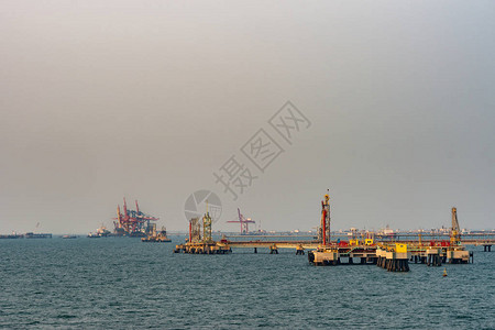 离海岸线红黄线连接和油轮卸货停泊平台图片